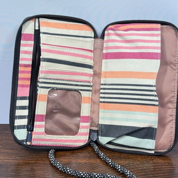 Kavu Women’s crossbody go time purse/ wallet - Picture 7 of 7